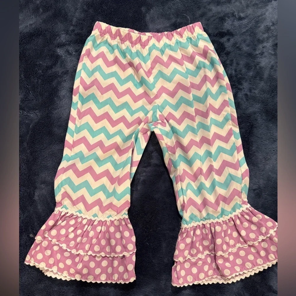 Dolphin embroidered 2-piece top and pants set size 6, NWOT, never worn